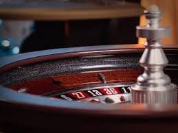 Tampilan close-up kartu dan chip di meja Infinite Blackjack upah slot
